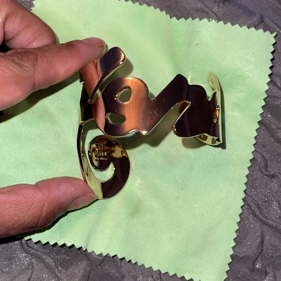 ❤️SOLD❤️Preloved Fendi name bangle bracelet gold color great condition. - Picture 8 of 11